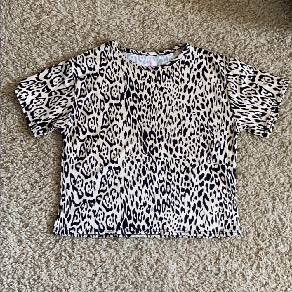 Super cute cheetah print T-shirt